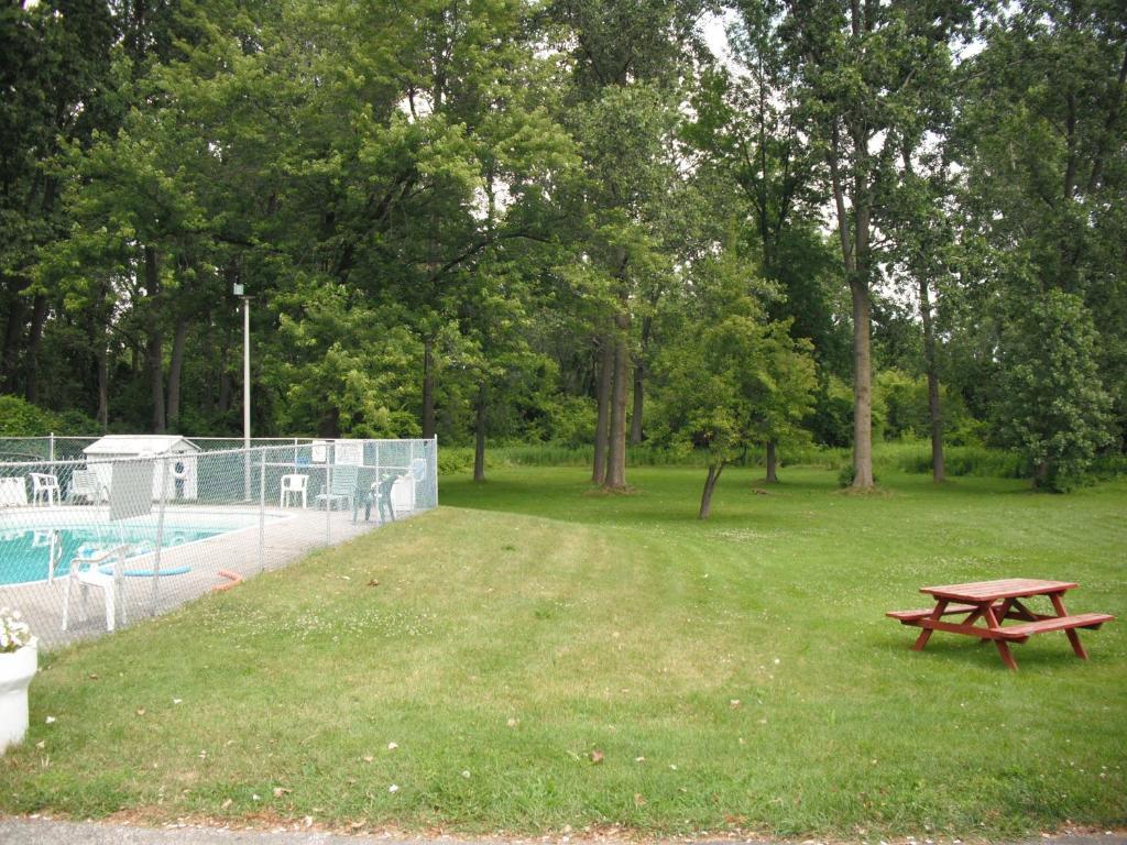 Bluewater Motel Sarnia Exterior photo
