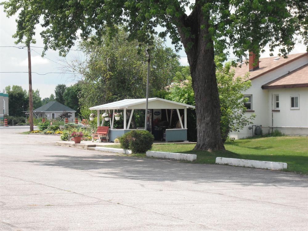 Bluewater Motel Sarnia Exterior photo